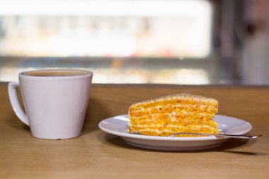 Havuç kek ve beyaz fincan kahve