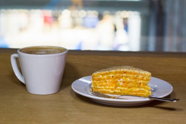 Havuç kek ve beyaz fincan kahve