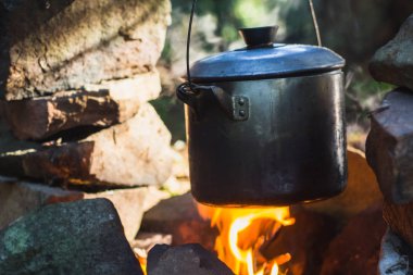 Dağ orman kampında ateş üzerinde pişirme