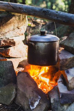 Dağ orman kampında ateş üzerinde pişirme