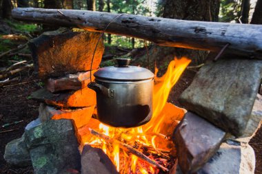 Dağ orman kampında ateş üzerinde pişirme