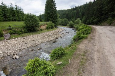 Nehirde dağ Köyü yakınlarındaki yolu