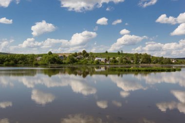 Yeşil kırsal tepe yansıma göl