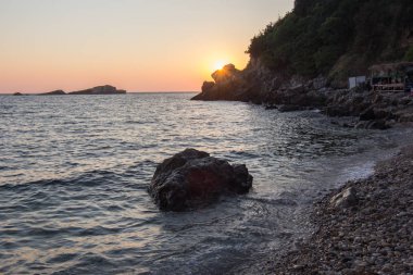 Kayalık deniz sahilde günbatımı