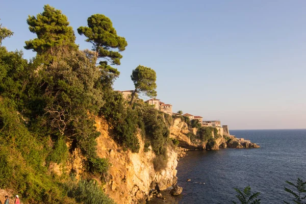 Kayalık deniz sahilde günbatımı