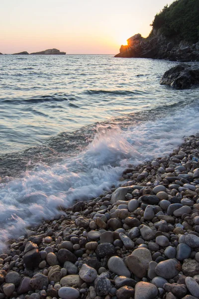 Kayalık deniz sahilde günbatımı