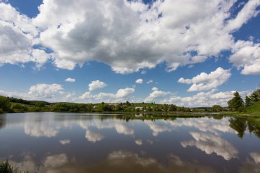 Yeşil kırsal tepe yansıma göl