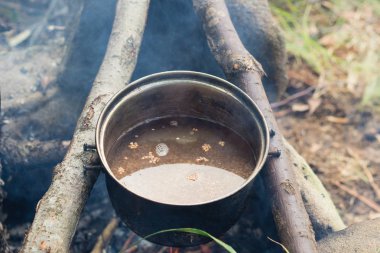 Dağ orman kampında ateş üzerinde pişirme