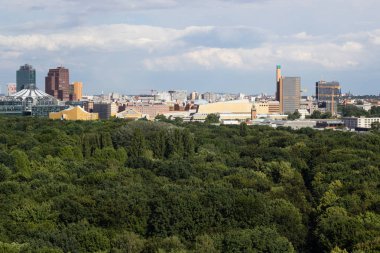 Cityscape Berlin'in Tiergarten Parkı ön planda ile