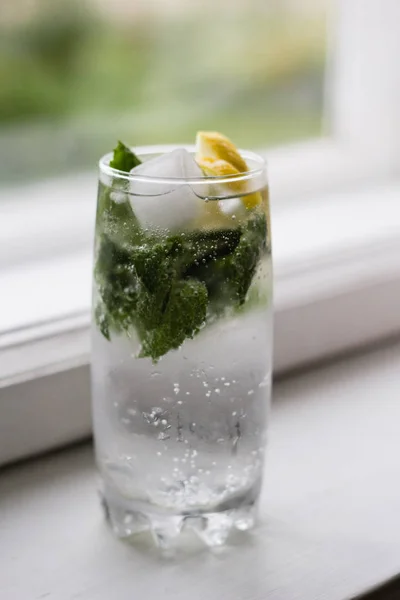 Glass of mohito with lemon and mint — Stock Photo, Image