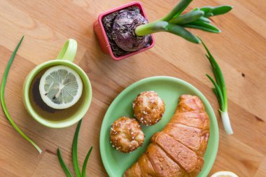 Çay limon ve taze bahar kahvaltı için kruvasan