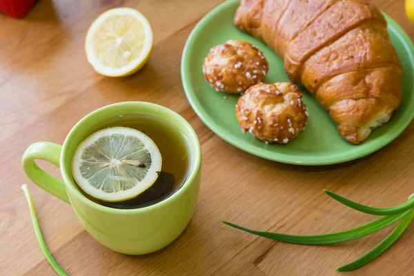 Çay limon ve taze bahar kahvaltı için kruvasan