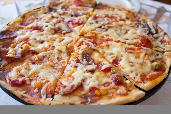 Smakelijk zelfgemaakte pizza — Stockfoto