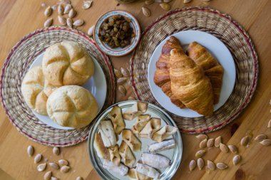 Kruvasan, çörekler ve ev yapımı kurabiye