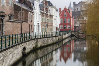 Kanallar ve caddeler şehrin Gent, Belçika'yağmurlu bir gün görünümü
