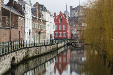 Kanallar ve caddeler şehrin Gent, Belçika'yağmurlu bir gün görünümü
