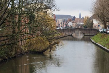 Kanallar ve caddeler şehrin Gent, Belçika'yağmurlu bir gün görünümü