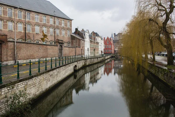 운하와 신사 마, 비오는 날에 벨기에의 거리의 보기 — 스톡 사진