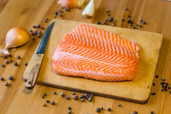 Помаранчеве сире філе лосося на дерев'яному столі — стокове фото