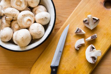 Ahşap masa arka plan üzerinde ham champignon mantar