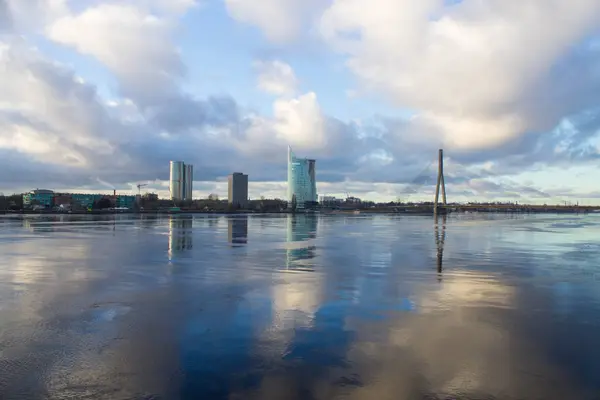 Günbatımı ışık köprüsü ve Riga Nehri üzerinde