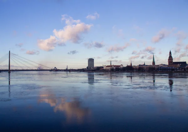 Zonsondergang licht over de brug en de rivier in Riga — Stockfoto