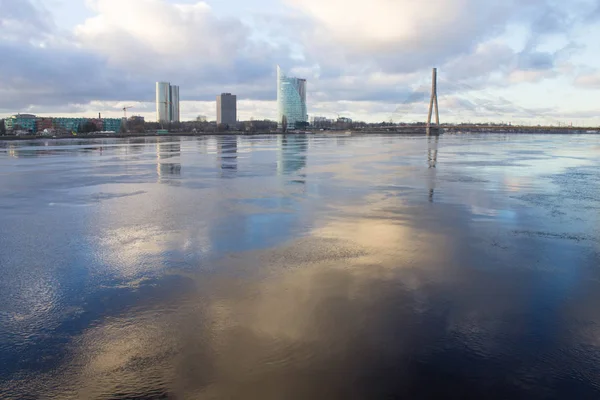 Zonsondergang licht over de brug en de rivier in Riga — Stockfoto