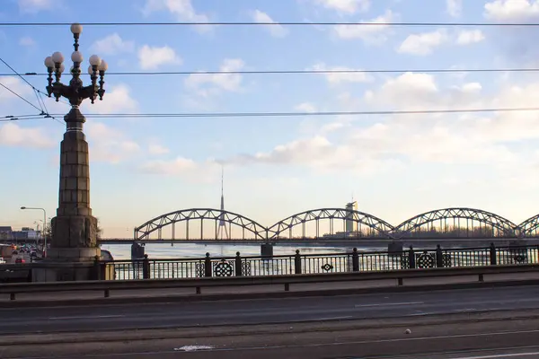 Zonsondergang licht over de brug en de rivier in Riga — Stockfoto