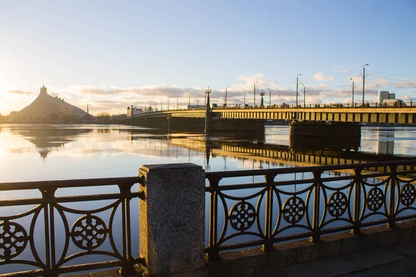 Zonsondergang licht over de brug en de rivier in Riga — Stockfoto