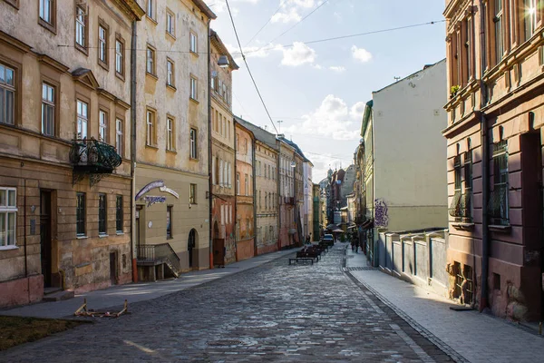 Lugares de interés y esculturas en el casco antiguo de la ciudad Lviv — Foto de Stock