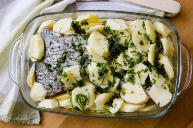 Balık fileto patates ve maydanoz pişirme için hazır