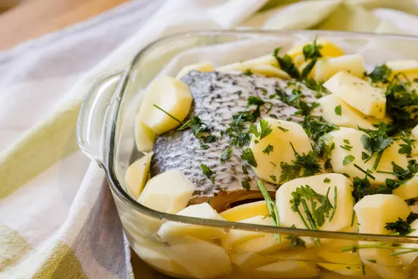 Balık fileto patates ve maydanoz pişirme için hazır