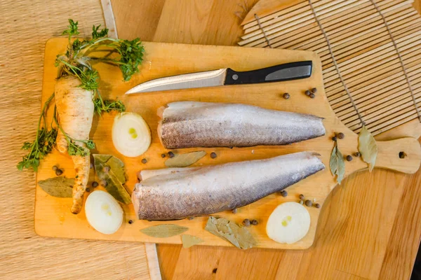 鱼排配洋葱和香菜木制托盘上 — 图库照片