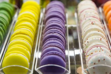 Çizgi intalian dükkanda macaroons