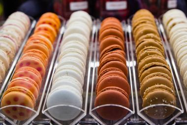 Çizgi intalian dükkanda macaroons
