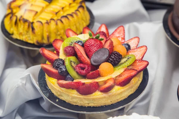 店里的水果和浆果蛋糕 — 图库照片