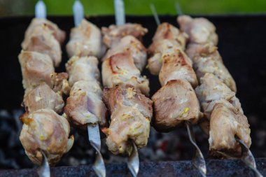 Izgara bahçesinde barbekü et