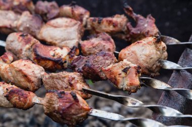 Izgara bahçesinde barbekü et