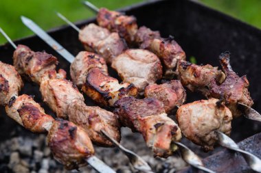 Izgara bahçesinde barbekü et