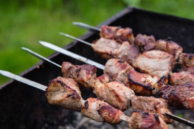 Izgara bahçesinde barbekü et