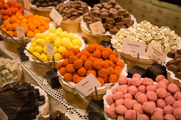 Ручної роботи шоколадні цукерки в магазині Lvivs Ліцензійні Стокові Фото