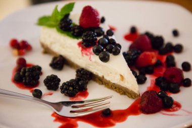 Berry cheesecake bir plaka üzerinde çilek ile