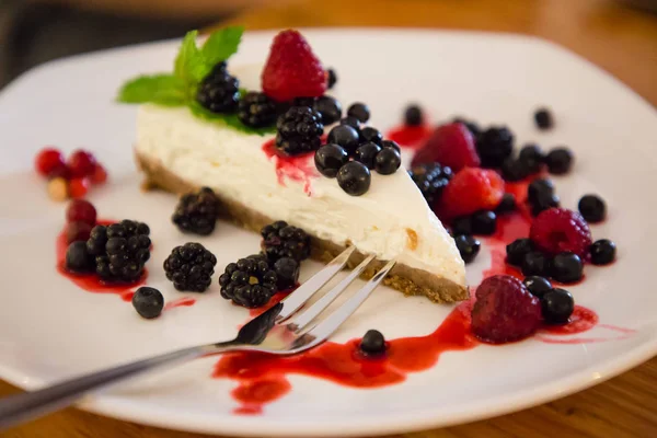 皿の上のベリーとベリーのチーズケーキ — ストック写真