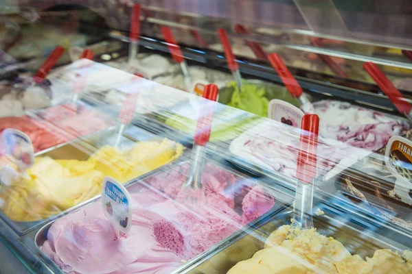 Bir dükkanda metal küvetleri içinde çeşitli dondurmalar