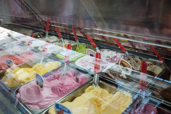 Bir dükkanda metal küvetleri içinde çeşitli dondurmalar