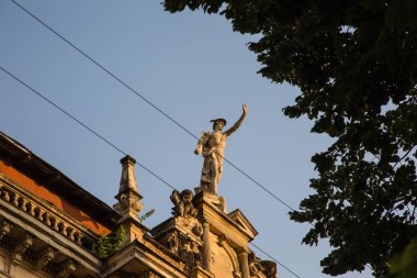 Merkür - bina cephe üzerinde duran büyük Roma Tanrı heykeli
