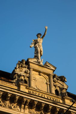 Merkür - bina cephe üzerinde duran büyük Roma Tanrı heykeli