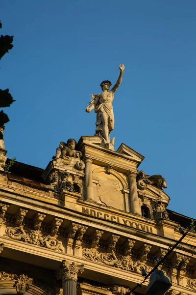 Merkür - bina cephe üzerinde duran büyük Roma Tanrı heykeli