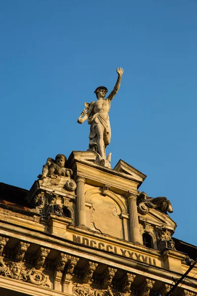 Merkür - bina cephe üzerinde duran büyük Roma Tanrı heykeli