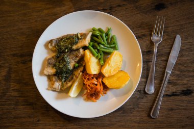 Balık ve cips plaka sebze ve bir plaka üzerinde limon ile